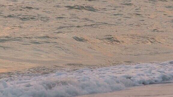 海浪从沙滩上掠过慢动作