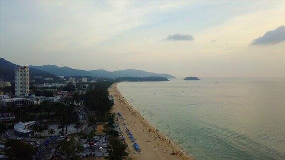 日落时间普吉岛著名海滩海岸线航拍4k泰国全景