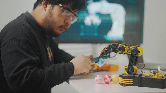 青少年的作品和在实验室测试微型机器人技术与创新理念