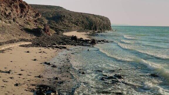 西班牙加那利群岛富埃特文图拉的科斯塔卡尔玛海滩岩石形成的景观