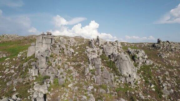 无人机在葡萄牙北部的岩层周围旋转