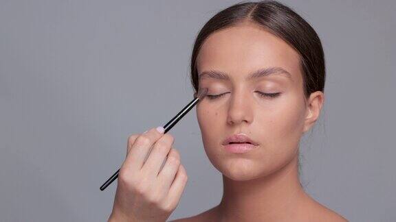 化妆师使用眼影美学美容和化妆