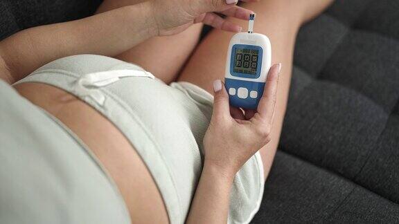 年轻孕妇在家摸肚子测血糖