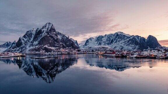 时间的推移放大的挪威渔村周围的山在早晨