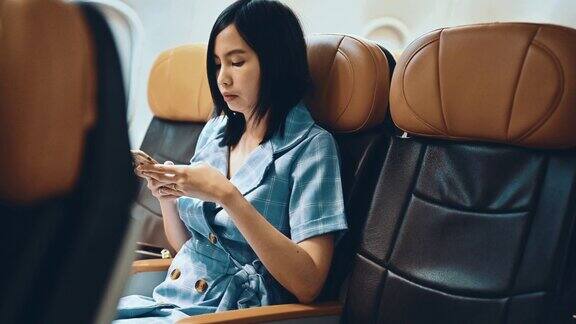 乘客晚上在飞机上使用智能手机