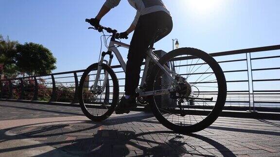 在海滨小路上骑自行车