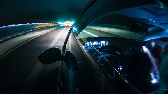 夜间行驶在高速公路上被模糊的街道和车灯照亮
