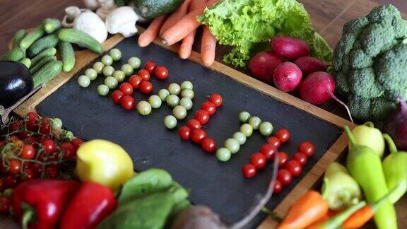 新鲜的蔬菜放在木桌上