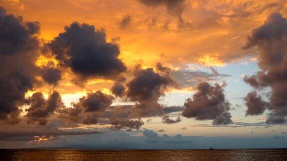 日出在海上的时间流逝从Sanur海滩巴厘岛印度尼西亚