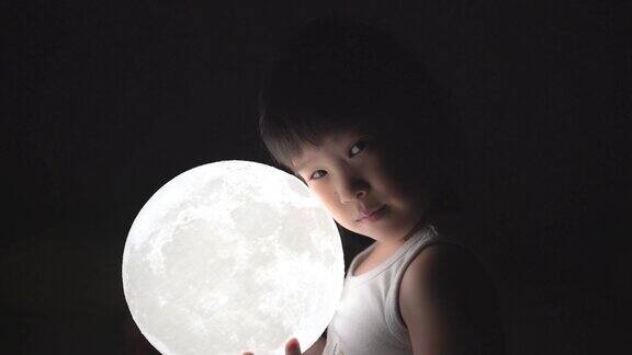 抱着月亮的女孩