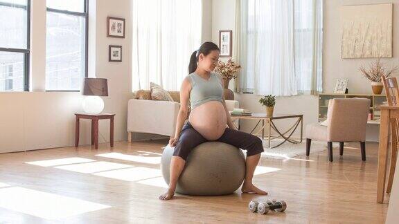孕妇在家锻炼