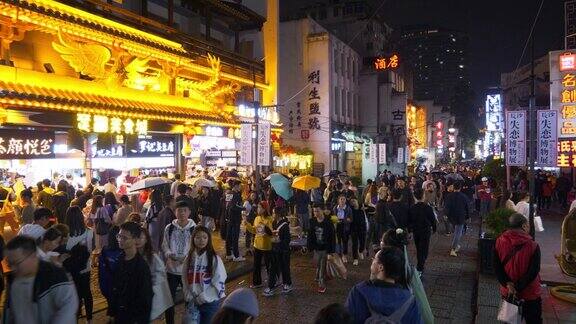 夜间照明长沙市区拥挤的步行街全景4k中国