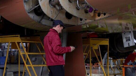 工程师技术员用手电筒检查飞机内部
