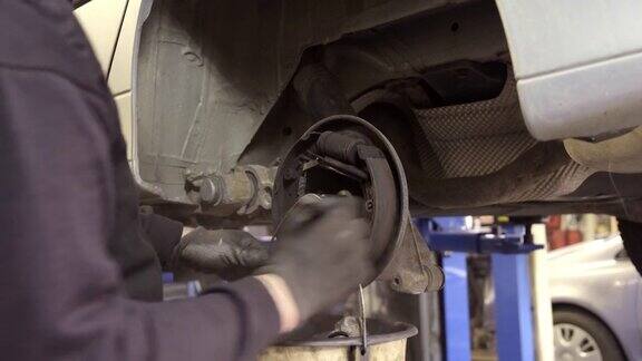 汽车修理工在汽车上修理车轮轴承