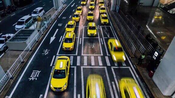 TU晚上在机场出口黄色出租车排着长队