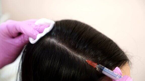 英俊的女人被打了一针中间疗法推动以加强头发和它们的生长