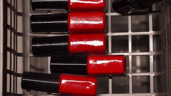 一套红色指甲油躺在容器拍摄从上面的特写