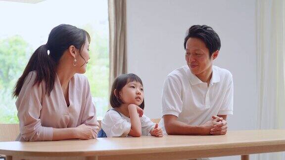 亚洲家庭在家里聊天
