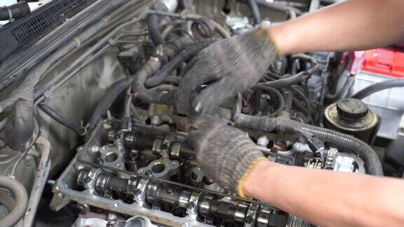 一个修理工修理一辆旧车的4k电影在汽车引擎盖下检查碳水化合物和发动机的工作