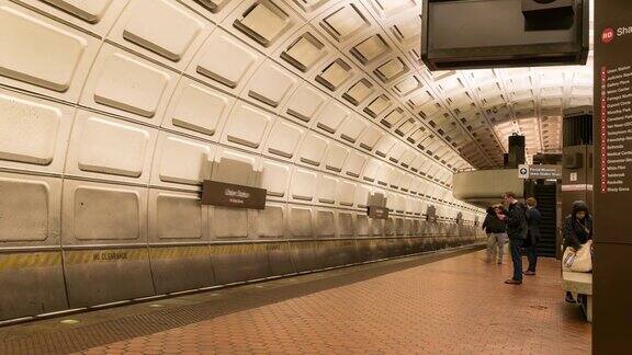 时光流逝:美国华盛顿特区地铁里拥挤的行人