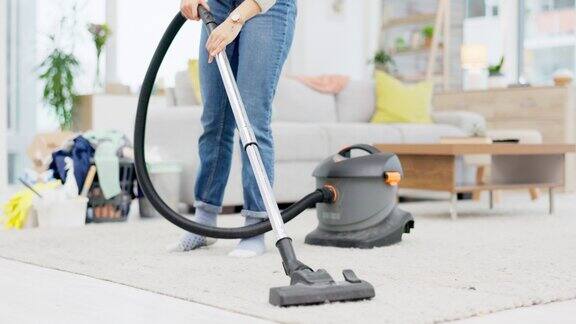 人吸尘和清洁地毯在客厅的家务卫生或污垢和灰尘清除在家里女佣家庭或清洁机器和设备的地板地毯或室内服务