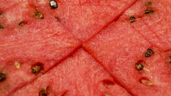 俯视图将多汁的西瓜切成三角形切成红色的西瓜