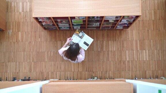 大学生在图书馆里翻找杂志和报纸
