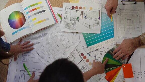 室内设计师在一个项目中一起看颜色样本和蓝图