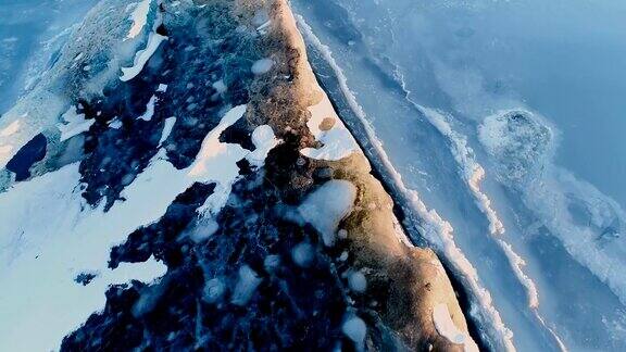 夕阳下冰岛冰川的美丽鸟瞰图