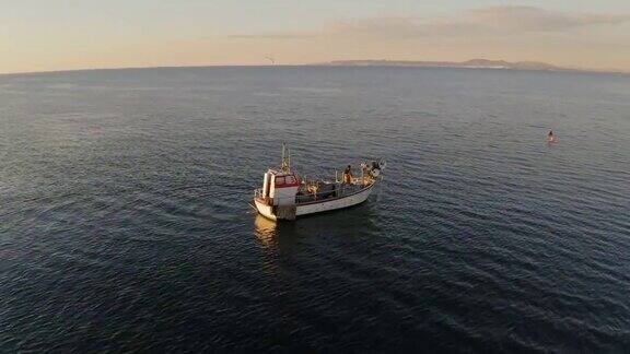 独立渔民管理渔船拖网