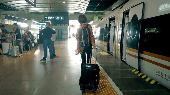 中国北京高铁站上的女子