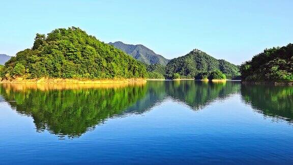 夏日幽静的湖水和青山的自然景观