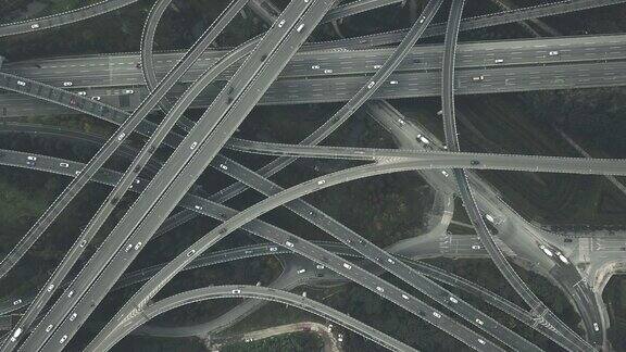 复杂天桥及繁忙交通的鸟瞰图