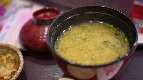 餐厅里的传统日本味噌汤