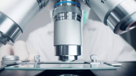 科学家在实验室里使用显微镜