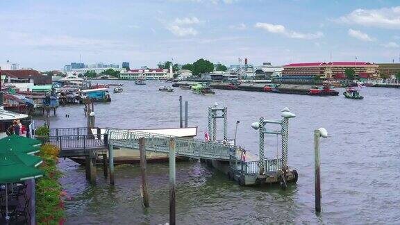 泰国曼谷湄南河的公共交通船