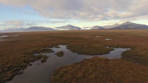 在冰岛的湿地上空飞行