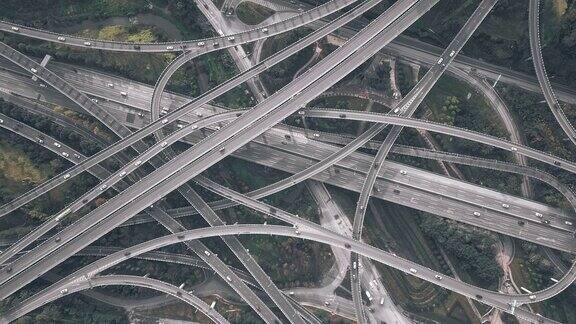 复杂天桥及繁忙交通的鸟瞰图