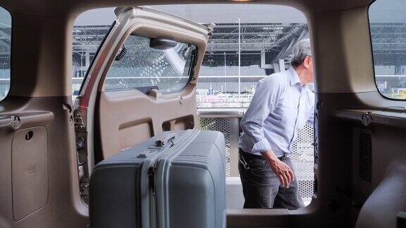 亚洲资深男子装载行李到汽车公路旅行交通旅行旅程人全球生活方式假期公路旅行退休概念在机场