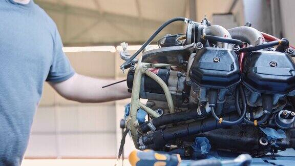 飞机机械师在机场机库修理飞机发动机