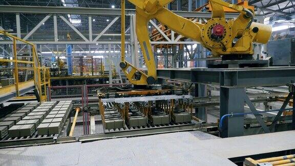 机械臂在现代工业工厂中运送陶瓷产品