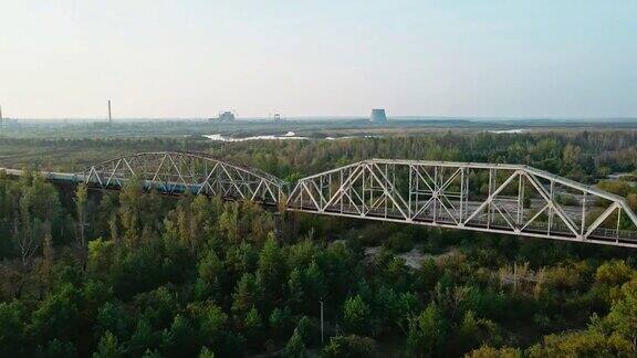无人机拍摄的乌克兰切尔诺贝利隔离区普里皮亚季河上的铁路桥