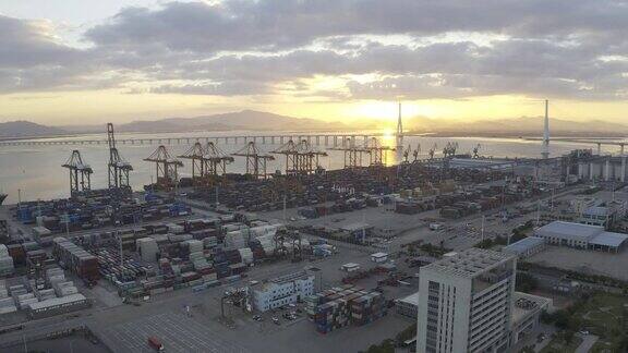 夕阳下的大型商业集装箱码头
