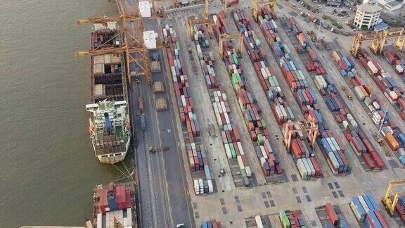 鸟瞰图泰国曼谷港口旁边的湄南河许多集装箱和大型起重机装载货物到集装箱货船
