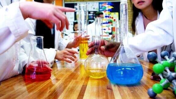 学生们在4k实验室做化学实验
