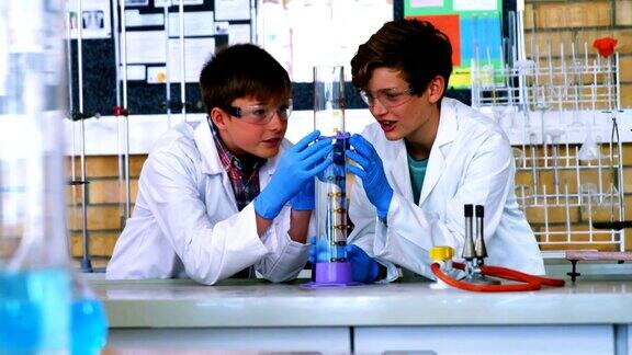 男学生在学校的实验室里做化学实验
