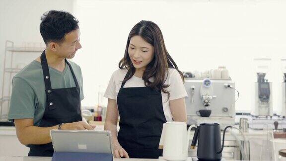 创业成功的小生意老板中小企业男孩女孩站在平板咖啡店餐厅亚洲棕褐色男人女人咖啡师咖啡馆老板的肖像中小企业创业者卖家企业交付理念
