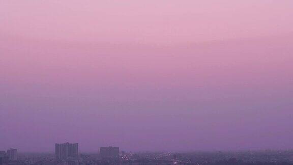 从白天到夜晚日落到紫罗兰色的天空全景图