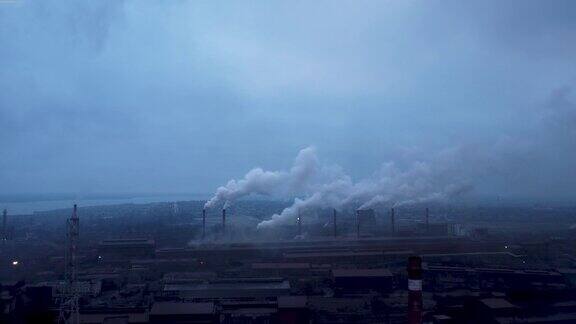 燃气轮机发电厂以中暮动力为工厂能源概念烟囱冒出的烟