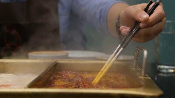 用筷子切成薄片的牛肉在热辣的红辣椒汤中沸腾被称为“涮锅涮锅马拉”牛肉就在汤中浸泡一下中国著名的美味食物